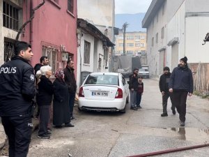 Bursa’da 3 Katlı Apartmanın Altında Bulunan Kereste Deposu Alev Alev Yandı