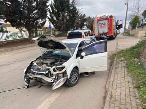 Kontrolden Çıkan Otomobil Elektrik Direğine Çarptı