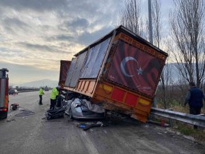 Bursa’da Akılalmaz Kaza : Tır’a Çarpan Otomobil, Dorsenin Altına Girdi : 1 Ölü