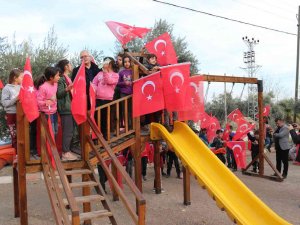 Çocuklar, Parklarını Yapan Başkanı Bayraklarla Karşıladı