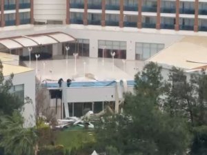 Antalya’da Hortum 5 Yıldızlı Otelin Çatı Kaplamasını Uçurdu
