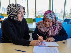 Vanlı Kadınlar Büyükşehir’le Okuma-yazma Öğreniyor
