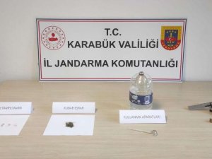 Araçtaki Uyuşturucu Partisi, Jandarmaya Yakalanınca Bitti