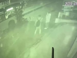 Ümraniye’de Refüjden Uçan Otomobilin İ̇ett Otobüsü İle Çarpıştığı Kaza Kamerada