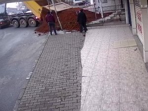 Sultanbeyli’de Kiracısından Fazlan Kira İsteyen Dükkan Sahibi, Dükkanın Önüne Kamyonla Kum Döktürdü