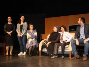 Hastane Çalışanlarının Tiyatro Oyunu İlgiyle İzlendi