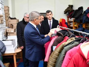 Öğrencilere Mont Ve Bot Hediye Edildi