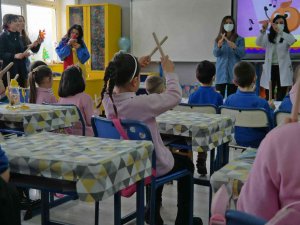 Üniversite Öğrencileri, Hazırladıkları Geri Dönüşüm Projesiyle Köy Okulundaki Çocukların Yüzünü Güldürdü