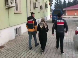 Evine Girmeye Çalışan Hırsızı Kapı Deliğinden Görüntüledi