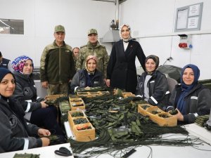 Vali’den Askeri Malzeme Üreten Fabrikada Çalışan Kadınlara Övgü Dolu Sözler: