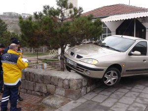 Yoldan Çıkan Otomobil Yayalara Çarptı: 2 Yaralı
