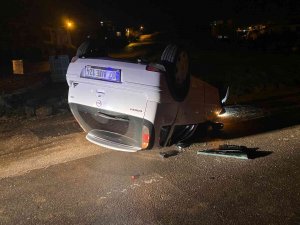 Gençlerin Otomobille Refüje Çarpıp Takla Attığı Anlar Kamerada