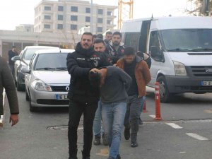 Şanlıurfa’da Polis Ve Muhabirin Yaralandığı Kavgayla İlgili Gözaltına Alınan Zanlılar Adliyede