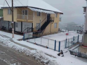 Torosların Eteğine Düşen Kar, Yayla Sakinlerini Sevindirdi