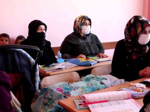 Atıl Durumdaki Bina Köy Yaşam Merkezi Oldu, Köylü Kadınlar Çocuklarıyla Kursa Geldi