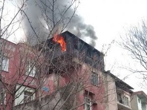 Çatı Katı Alevlere Teslim Oldu