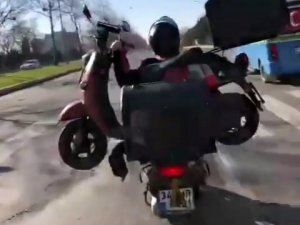 Tekirdağ’da Bir Motor Kuryenin Motor Taşıdığı Anlar Kamerada