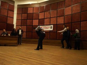 Görmeden Sahneye Çıktılar, Sahneledikleri Tiyatro Oyunuyla Dakikalarca Alkış Aldılar