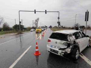 Trafik Ekipleri Uygulama Yaparken, Kırmızı Işıkta Bekleyen Otomobile Tır Çarptı: 1 Yaralı