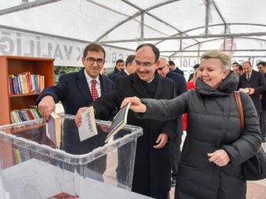 Rektör Beydemir Kitap Bağışında Bulundu