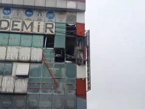 Bağcılar Yıldıztepe Mahallesi’nde Bulunan Bir Tekstil Atölyesinde Patlama Yaşandı. Olay Yerine İtfaiye Ve Sağlık Ekipleri Sevk Edildi.