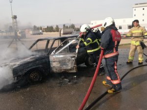 Mardin’de Seyir Halindeki Otomobil Alev Alev Yandı