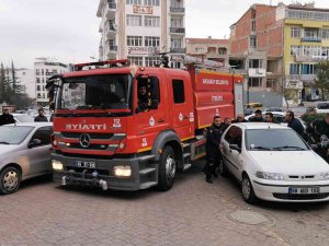 Depoda Çıkan Yangın İtfaiye Ve Vatandaş Seferberliğiyle Söndürüldü