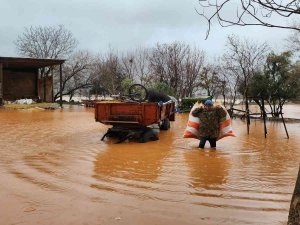 Burdur’da Sağanak Etkili Oldu, Evler Ve Araziler Sular Altında Kaldı