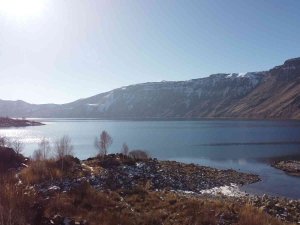 Nemrut Krater Gölü’nde İki Mevsim Bir Arada Yaşanıyor