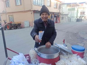 73 Yaşında 30 Yıldır Sokak Sokak Gezerek Nohut Satıyor