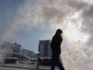 Ardahan Buz Kesti, Havaya Serpilen Sıcak Su Bile Dondu