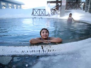 Uludağ’a Gelen Turistler Dondurucu Soğukta Sıcak Havuzun Keyfini Çıkartıyor