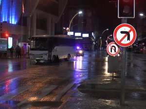 Hatalı Dönüş Yapan Market Kamyonu, Servis Aracıyla Çarpıştı: 1 Yaralı