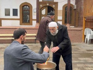 Yıllardır Devam Eden Gelenek: Her Cuma Namazının Ardından Çorba İkram Ediliyor
