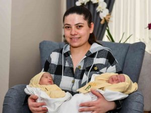 Esenyurtlu Üçüzlerin Bez Ve Mamaları Belediyeden