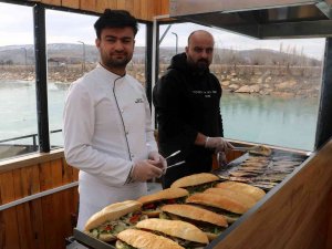 Denize Kıyısı Olmayan Sivas’ta Teknede Balık Ekmek Keyfi Yaşanıyor