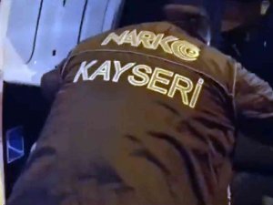 Aranan Şahsın Evinde Uyuşturucu, Silah Ve Tarihi Eser Ele Geçirildi