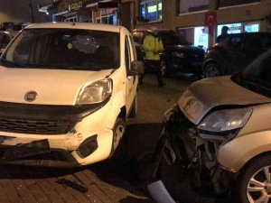 Bilecik’te Zincirleme Trafik Kazası, 4 Araç Hasar Görürken 2 Kişi De Yaralandı