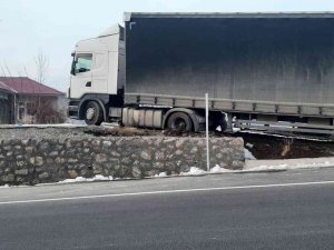 Bingöl’de Freni Boşalan Tır, İstinat Duvarına Çıkarak Durdu