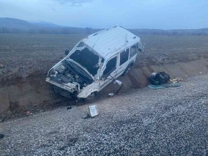 Konya’da Hafif Ticari Araç Devrildi: 2 Yaralı