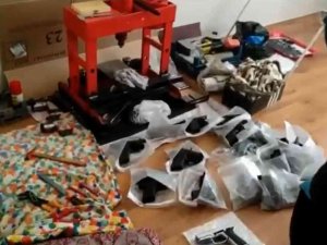 Silah Kaçakçısının Evinden Adeta Cephanelik Çıktı