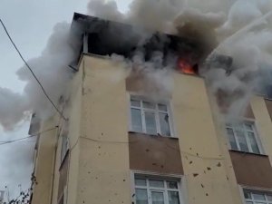 Binanın Çatı Katı Alevlere Teslim Oldu, 1 Kişi Dumandan Etkilendi