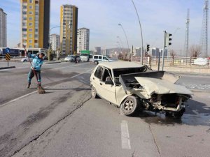 Ticari Araçla Çarpışan Otomobil Perte Çıktı: 2 Yaralı