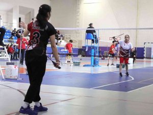 Karaman’da Okul Sporları Gençler Badminton Grup Müsabakaları Başladı
