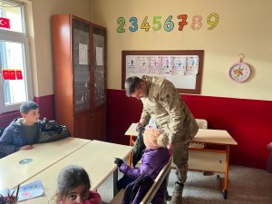 Ağrı’da Jandarma Köy Çocuklarını Sevindirmeye Devam Ediyor