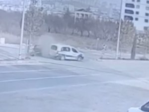 Elazığ’daki Trafik Kazası Güvenlik Kamerasına Yansıdı: 2 Yaralı