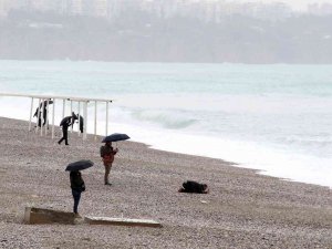 Dünyaca Ünlü Sahilin Rengi Değişti, Tatilcilerin Yerini Defineciler Aldı