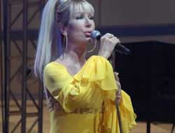 Sahnede bebeğini düşürdü