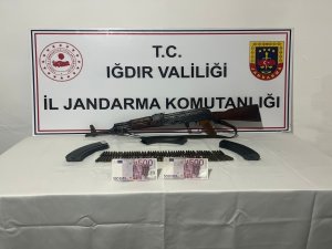 Iğdır’da Kaleşnikof Ve Sahte Döviz Ele Geçirildi