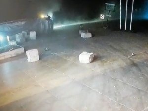 Devrilen Tırın Dorsesindeki Pamuk Balyaları Etrafa Saçıldı